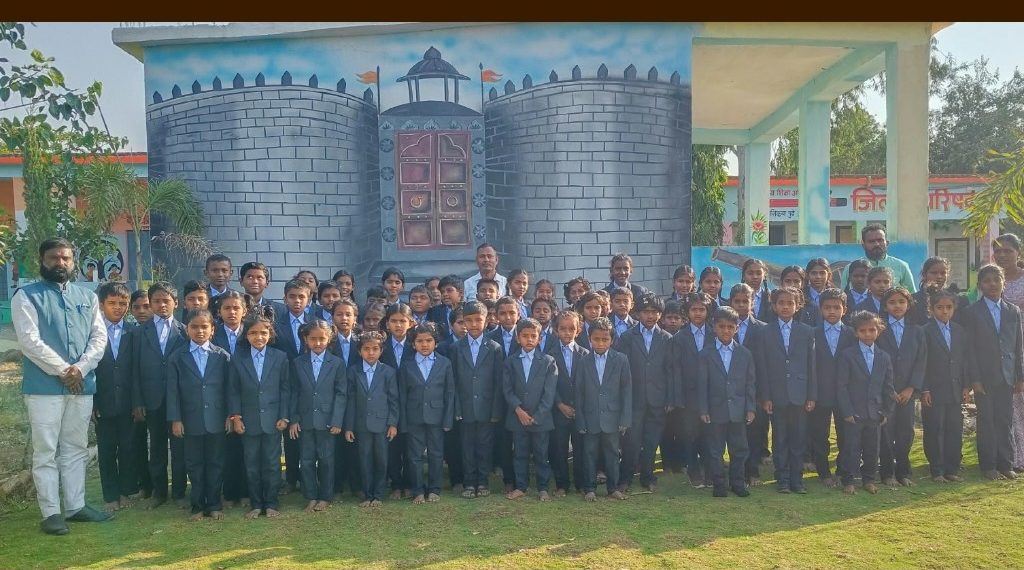 एकोंडी (लो) येथील जिल्हा परिषद शाळेचा नाविन्यपूर्ण उपक्रम! – विद्यार्थ्यांना शर्ट – पँटसह ब्लेझरचे मोफत वाटप