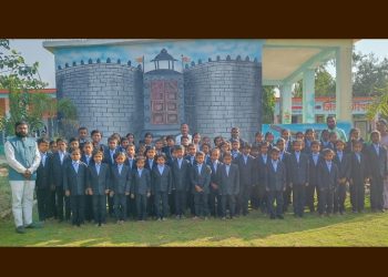 एकोंडी (लो) येथील जिल्हा परिषद शाळेचा नाविन्यपूर्ण उपक्रम! – विद्यार्थ्यांना शर्ट – पँटसह ब्लेझरचे मोफत वाटप